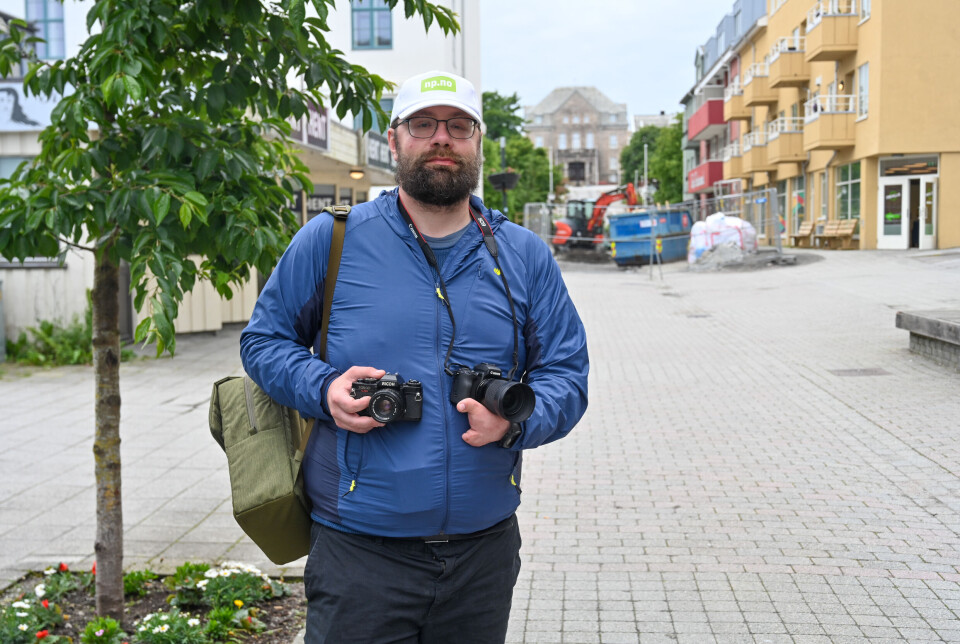 Thomas viser frem to av kameraene som ble stjålet og som han har fått tilbake.