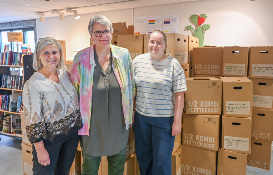 Elisabeth Soleim. Birgit Farstad og Gina Heggem foran bare et lite utvalg av kasser som skal flyttes ut.