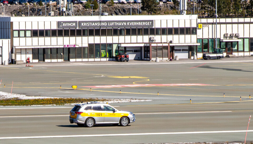 Avinor bil inspiserer landingstripa.