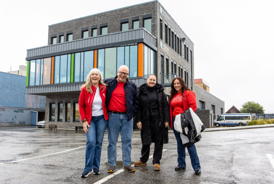 Fra venstre: Trude Marsteen (leder i Kristiansund Arbeiderparti), Per Vidar Kjølmoen (stortingsrepresentant for Arbeiderpartiet i Møre og Romsdal), Line Hoem (fylkesordførerkandidat for Arbeiderpartiet) og Berit Tønnesen (3. kandidat på stortingslista fra Kristiansund, på kampplass for å komme inn på Stortinget til høsten) i regnværet på St. Hanshaugen foran Kristiansund videregående skole.