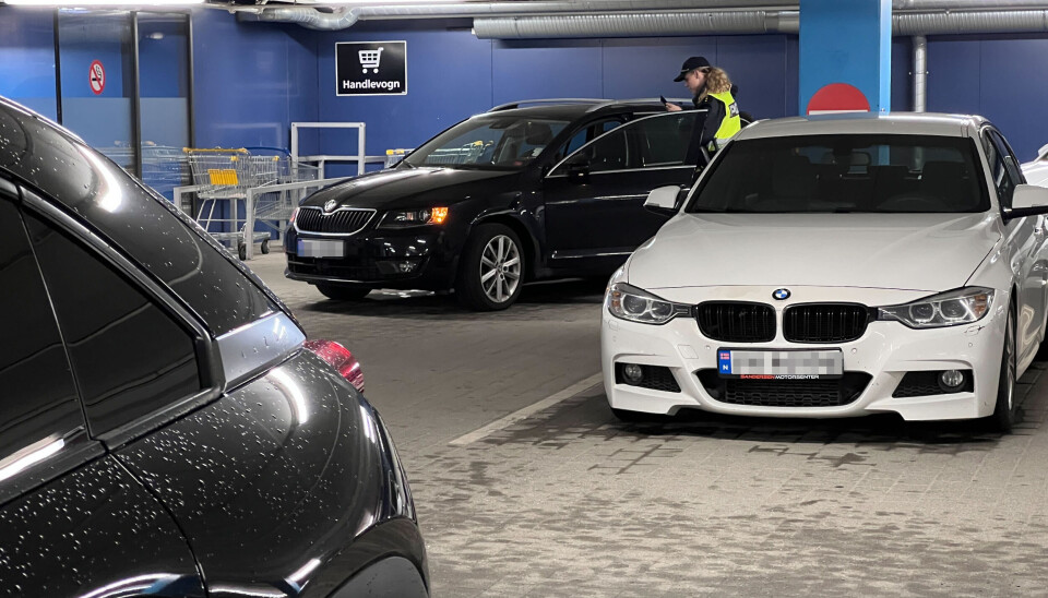 Fra parkeringsanlegget hos Alti Futura, hvor politiet avfotograferer kjøretøyet som sjåføren, som kjørte på personen, brukte.