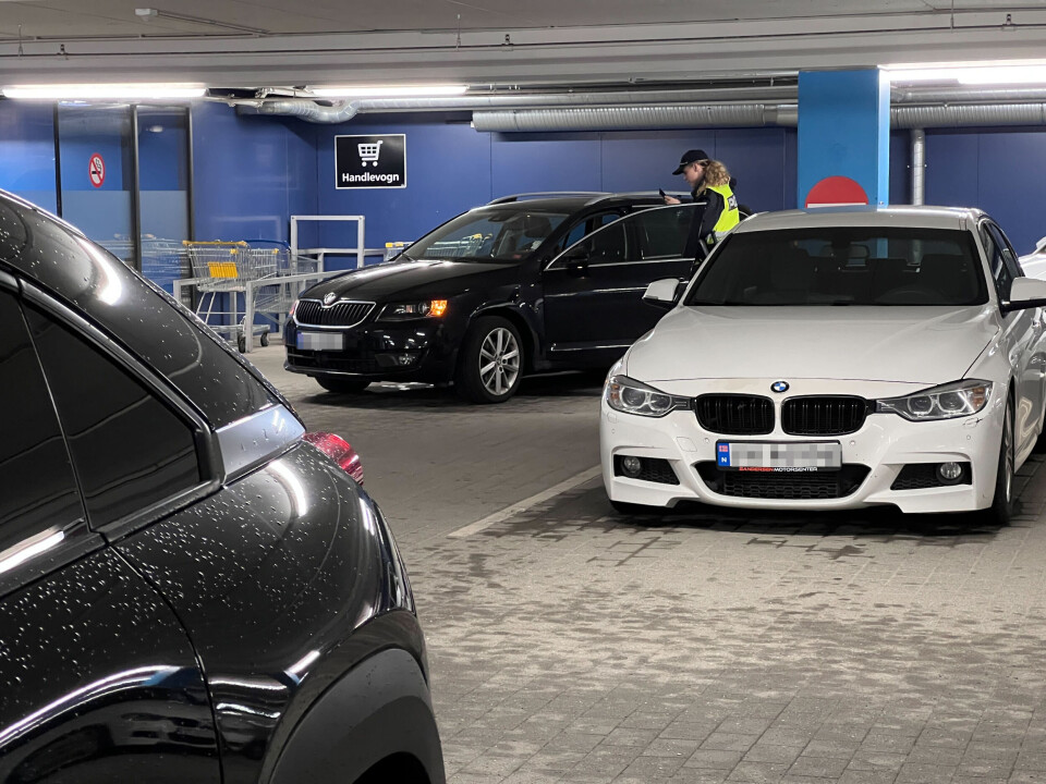 Fra parkeringsanlegget hos Alti Futura, hvor politiet avfotograferer kjøretøyet som sjåføren, som kjørte på personen, brukte.