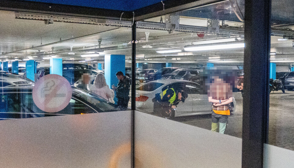 Her avhører politiet vitner og mannen som kjørte på kvinnen i 80-årene.