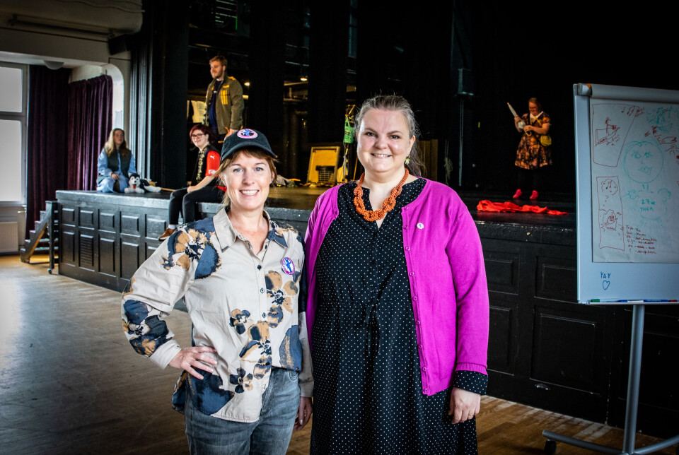 Åsa Tahlinson (t.v.) og Ragnhild Arntsen er teaterpedagoger ved Sjiraffen kultur- og kompetansesenter, og har ledet det to dager lange teaterprosjektet i Kristiansund.