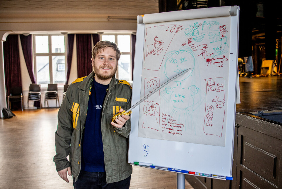 Ole Alexander Roksvåg, opprinnelig fra Smøla og nå bosatt i Kristiansund, er med i teatergruppen og spiller kaptein med ratt og sabel i forestillingen som vises i Festiviteten.