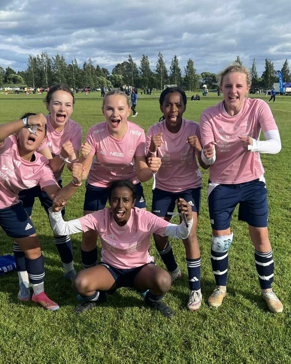 Jenter fra Fotballklubben Clausenengen Kristiansund – FCK jente 14 – i aksjon under Storsjøcupen i Østersund. Foto: FCK.