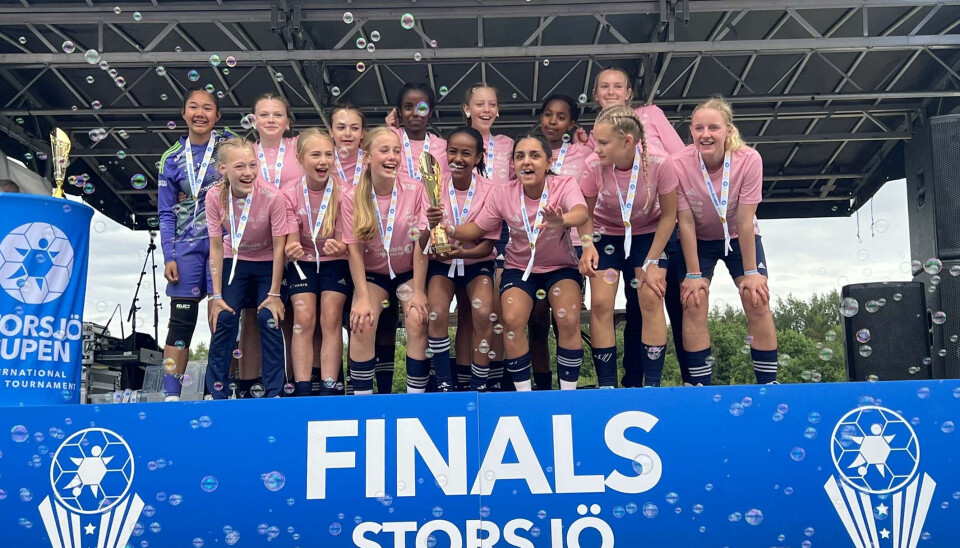 FCK-jentene jubler etter seieren i B-sluttspillet i Storsjöcupen! Fra venstre nederste rad: Iris Ramsøy, Tale Langaas, Signe Dye, Beto Okbay, Viola Mohammed, Karmen Furu Solskjær og Nathalie Bøe. Fra venstre øvre rad: Mina Wutthanu, Luna Slatlem, Céline Lunder, Bana Niguse, Mari Solveig Lien, Lwam Fesshaye og Marie Sandvik. Foto: FCK.
