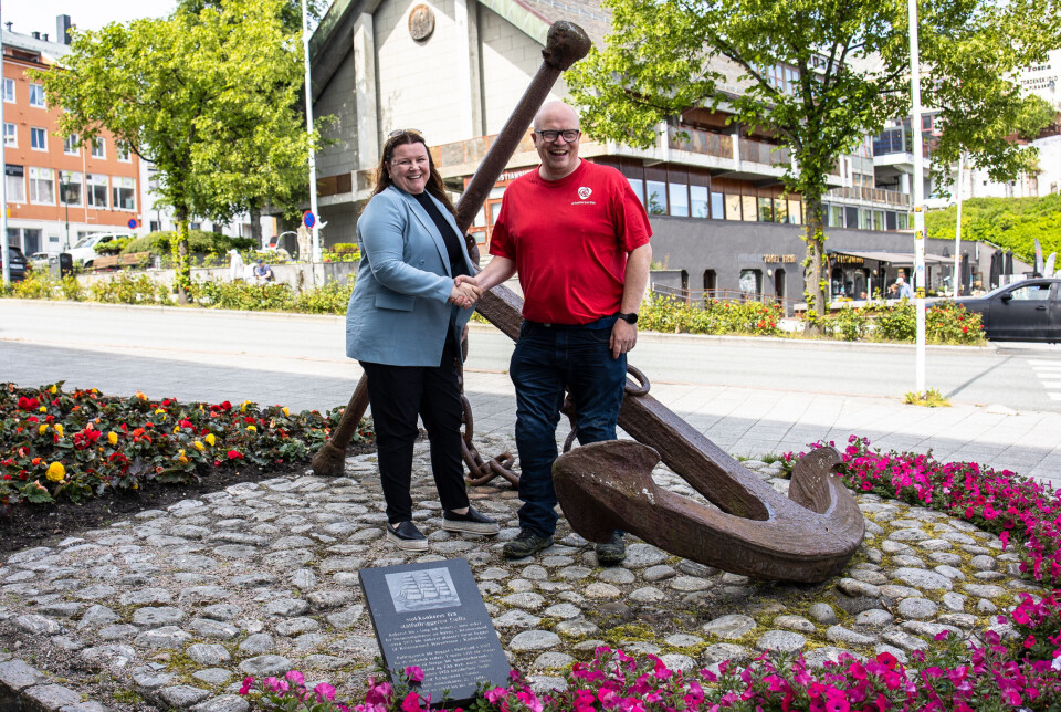 Torill Brunsvik (t.v.), leder i Fellesorganisasjonen (FO) Møre og Romsdal, og Per Vidar Kjølmoen, førstekandidat for Arbeiderpartiet i Møre og Romsdal og andre nestleder i Stortingets arbeids- og sosialkomité, signerte samarbeidsavtale i Kristiansund 7. juli.