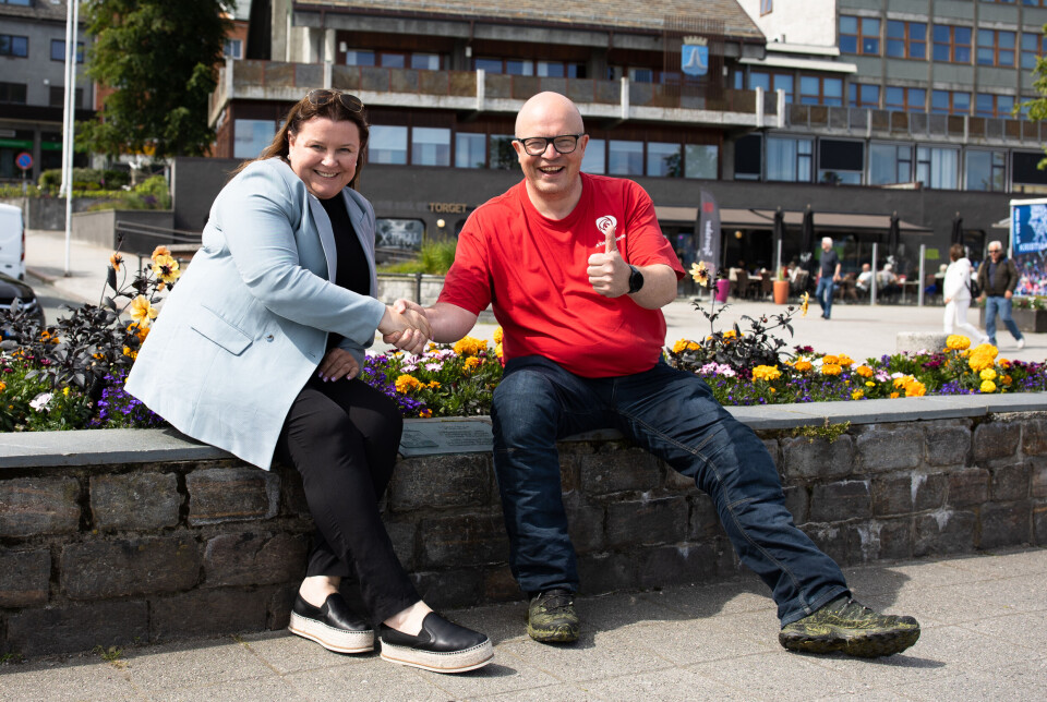 Torill Brunsvik (t.v.), leder i Fellesorganisasjonen (FO) Møre og Romsdal, og Per Vidar Kjølmoen, førstekandidat for Arbeiderpartiet i Møre og Romsdal og andre nestleder i Stortingets arbeids- og sosialkomité, signerte samarbeidsavtale i Kristiansund 7. juli.