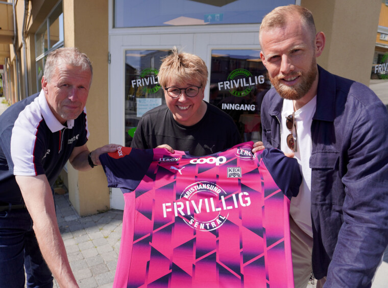 f.v Hans Mellemsæther, SpareBank 1 Nordmøre, Lille Andersen, Frivilligsentralen og KBK-kaptein Dan Peter Ulvestad.
