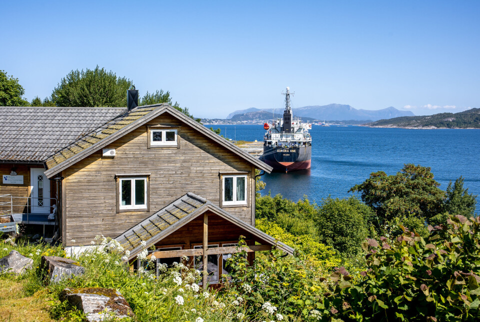 Eurora One til kai ved Averøy Industripark. Naboene i Klubbenveien fortviler.