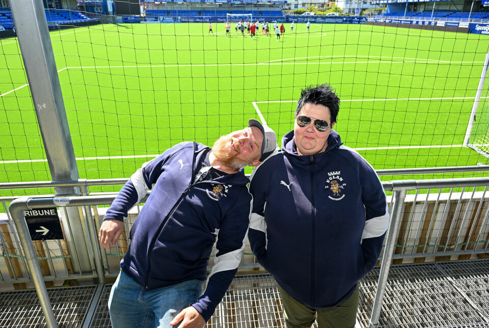 Svein Tore Nordgaard er nyvalgt styreleder i Uglan supporterklubb, som er Kristiansund Ballklubbs offisielle supporterklubb. Her sammen med avtroppende styreleder Aina Grønseth.