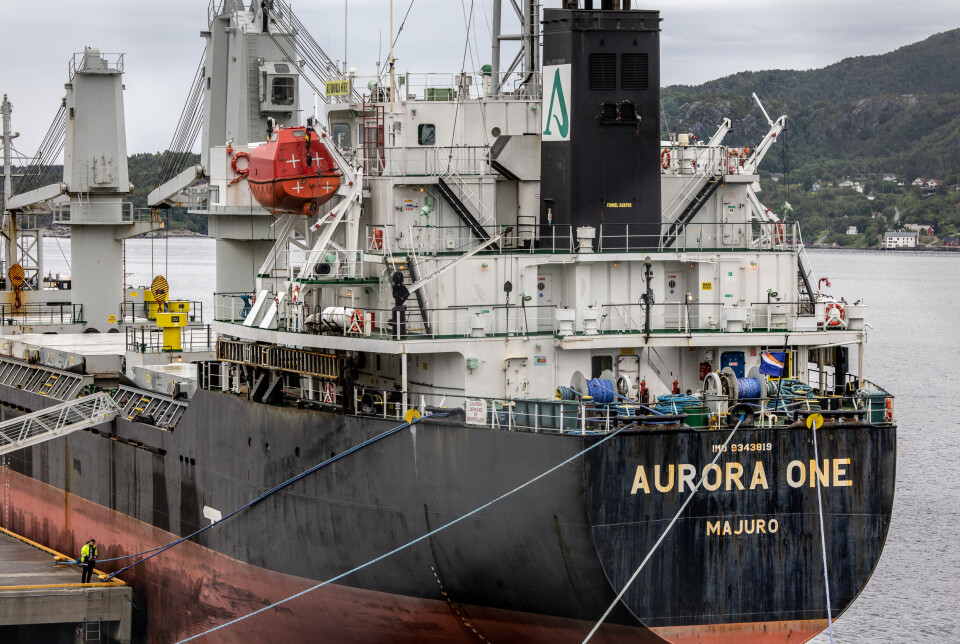 Flere av Mannskapet på Aurora One er fra Ukraina. Her står en av de og fisker på kaia ved skipet.