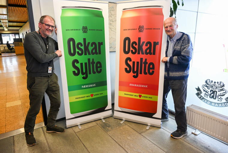 Oskar Dag Sturla Sylthe (59) og Oskar Dag Sylte (82) fra Oskar Sylte Mineralvannfabrikk AS. FOTO: JOHN BERGE