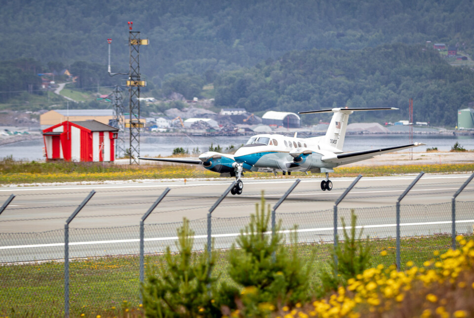 Det amerikanske militærflyet Beechcraft C-12D Huron under innflygning til Kristiansund lufthavn Kvernberget torsdag formiddag. Flyet kom fra Oslo og gjennomførte øvingsrunder over flyplassen.