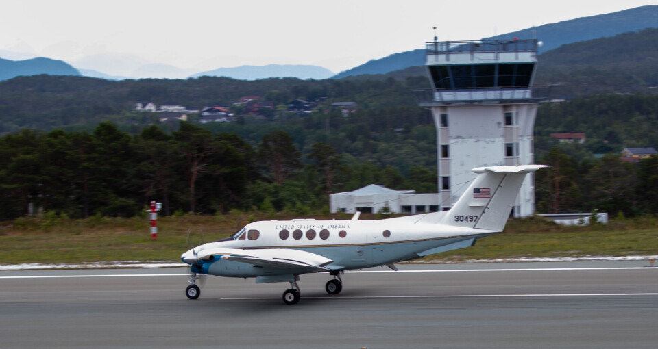 Det amerikanske militærflyet Beechcraft C-12D Huron under innflygning til Kristiansund lufthavn Kvernberget torsdag formiddag. Flyet kom fra Oslo og gjennomførte øvingsrunder over flyplassen. Foto: Vegard Grimstad
