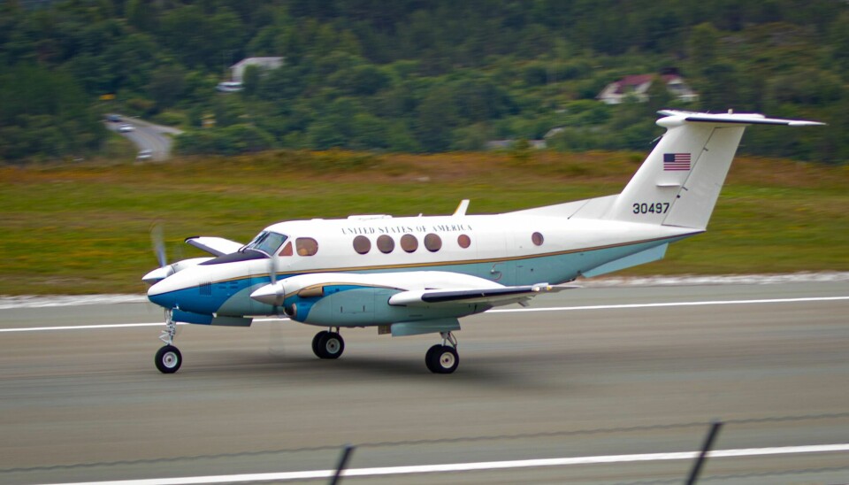 Det amerikanske militærflyet Beechcraft C-12D Huron under innflygning til Kristiansund lufthavn Kvernberget torsdag formiddag. Flyet kom fra Oslo og gjennomførte øvingsrunder over flyplassen.