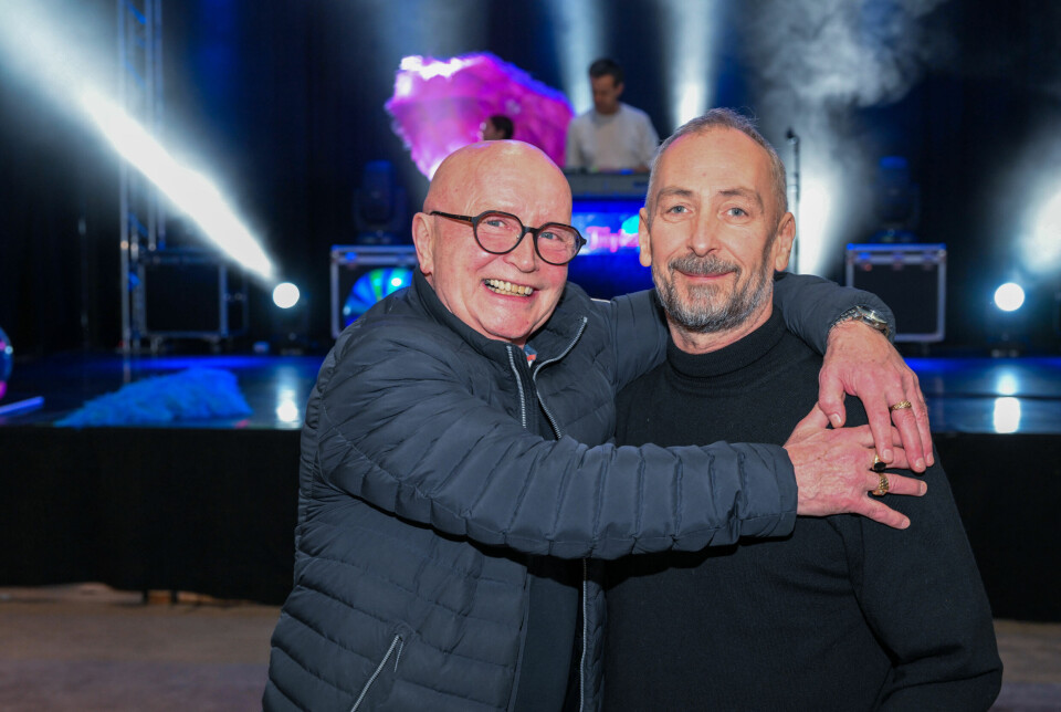 Bjørn Terje Wiik, «Mr. Tropicana», og Stig Arve Rovik i front av scenen på Kulturfabrikken under forrige Tropicana-fest 28. desember 2024. FOTO: JOHN BERGE