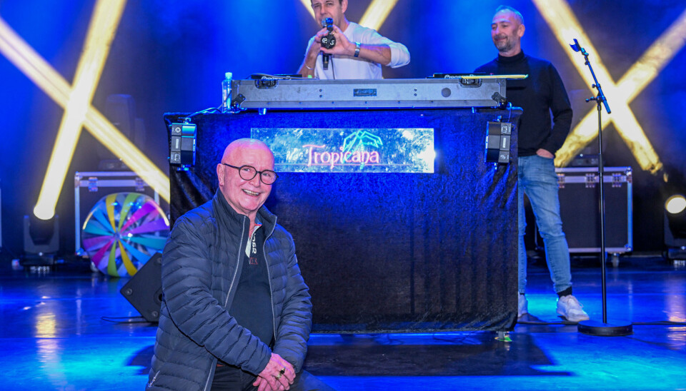 Bjørn Terje Wiik, «Mr. Tropicana», i front av scenen på Kulturfabrikken under forrige Tropicana-fest 28. desember 2024. Bak: Pat Sharp og Stig Arve Rovik. FOTO: JOHN BERGE