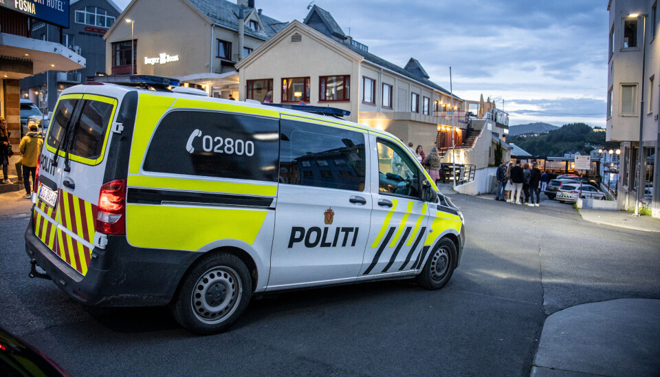 Politibil i krysset Hauggata og Skolegata i Kristiansund.