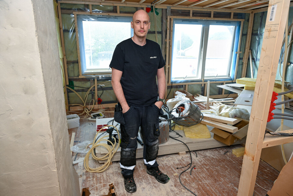 Chris Louis Storsæther inne i den aktuelle leiligheten i Strandgata 25.