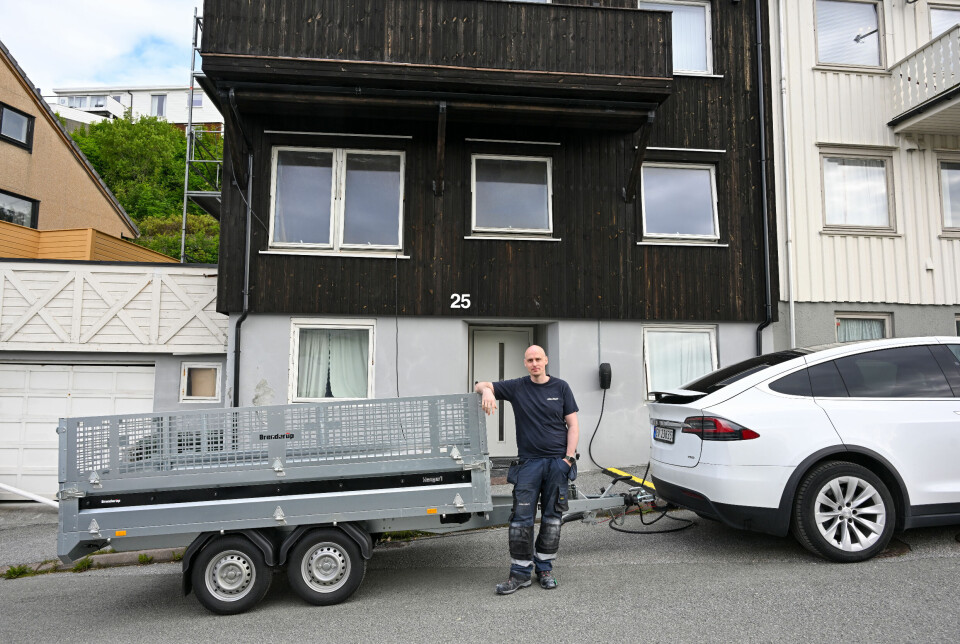 Chris Louis Storsæther utenfor huset han eier i Strandgata 25.