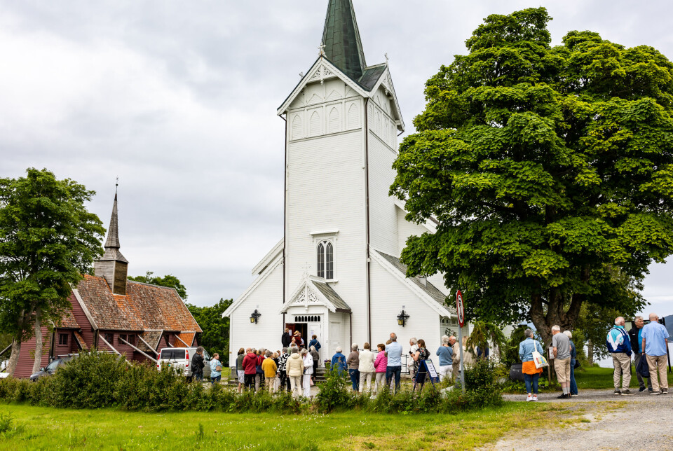 Lang kø foran Kvernes kirke før konserten med Helene Bøksle Trio.