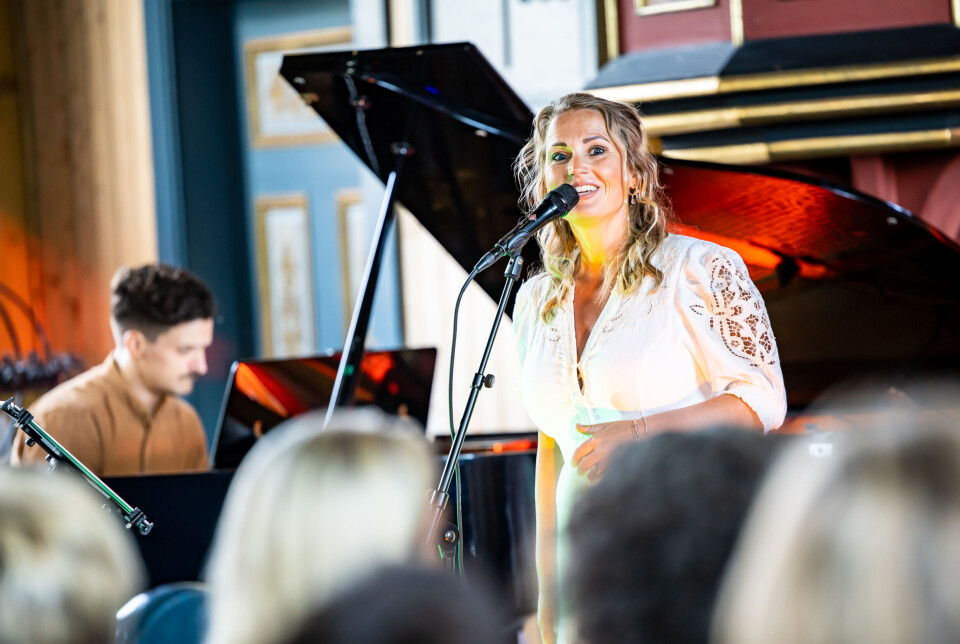 Helene Bøksle i Kvernes kirke med Christian Stähler ved pianoet bak.