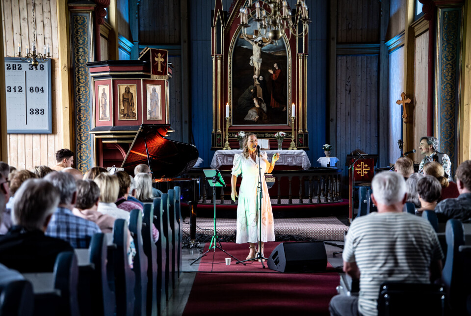 En fullsatt Kvernes kirke når Helene Bøksle Trio har konsert torsdag10. juli 2025.