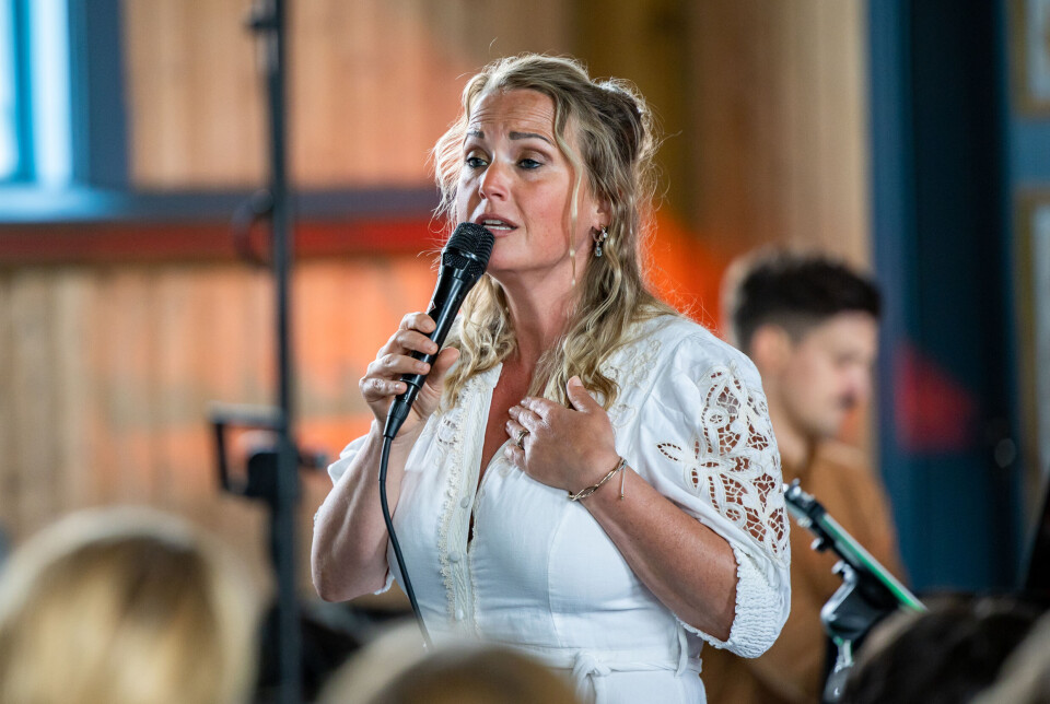 Helene Bøksle i Kvernes Kirke 10. juli 2025. Bak kan vi skimteChristian Stähler ved pianoet.