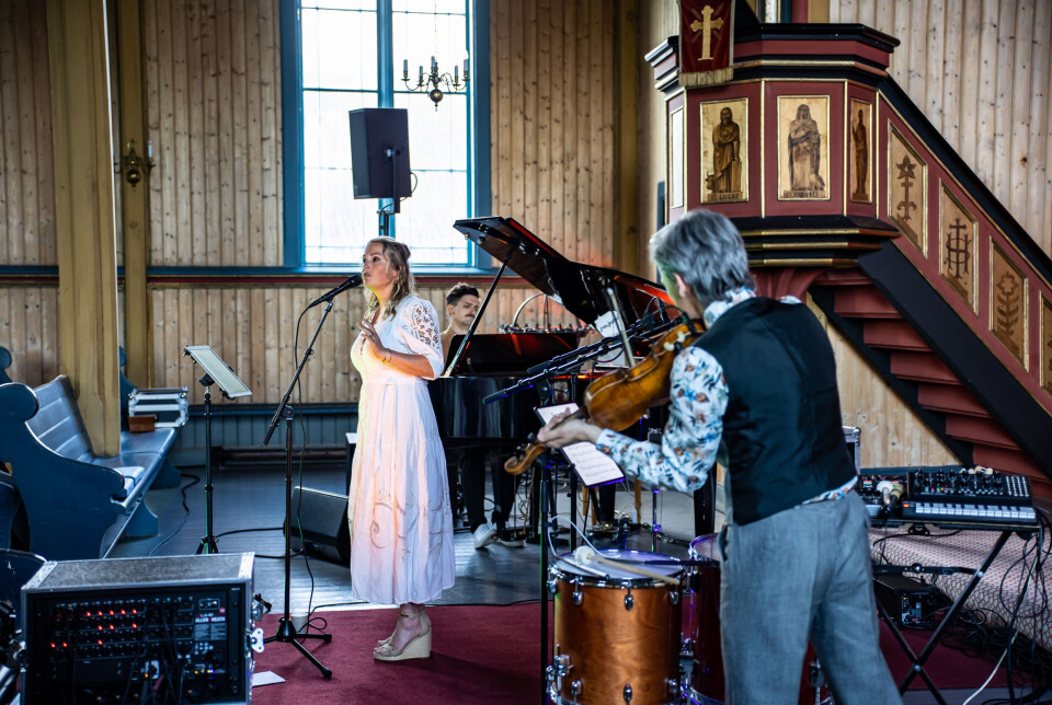 Helene Bøksle med Tarjei Nysted nærmest kamera med fiolin. Bak sitter Christian Stähler ved pianoet.