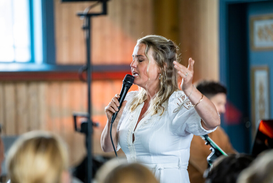 Helene Bøksle i Kvernes Kirke 10. juli 2025. Bak kan vi skimteChristian Stähler ved pianoet.