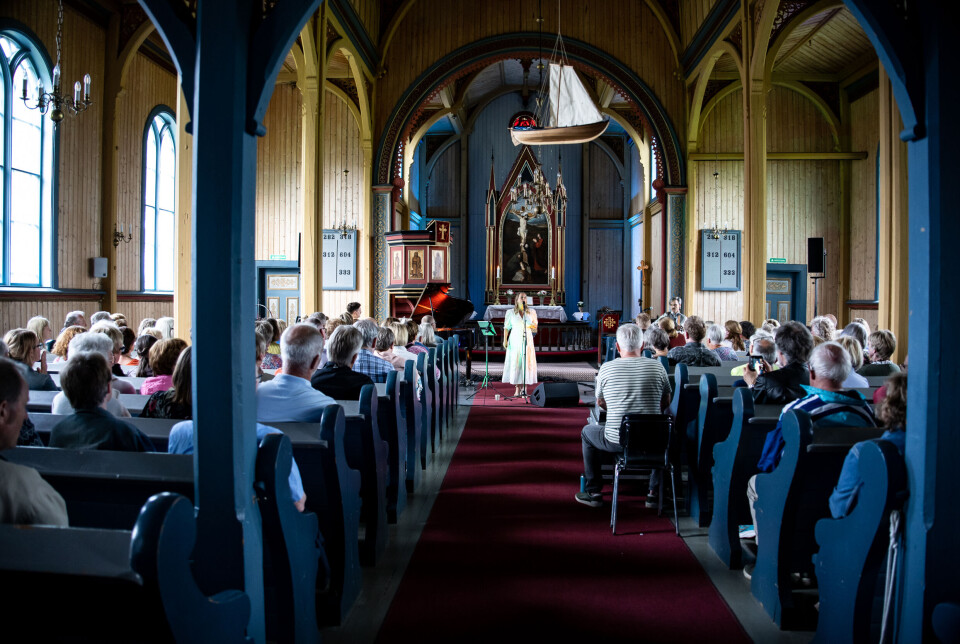 En fullsatt Kvernes kirke når Helene Bøksle Trio har konsert torsdag10. juli 2025.
