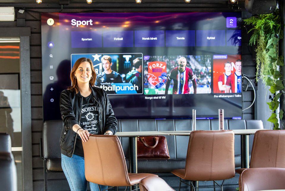 Tiril Skjølsvik, daglig leder for Tordenskjold Pub, inne i vinterhagen hvor det er mange storskjermer.