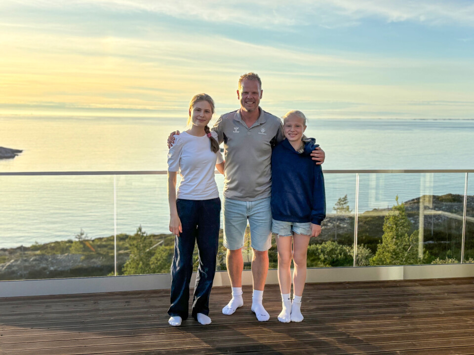 NYDELIG SENSOMMERKOS PÅ DALE FREDAG KVELD 11. JULI: Mina Sofie (15), Christian (49) og Mathea (11). Foto: Ida Julie