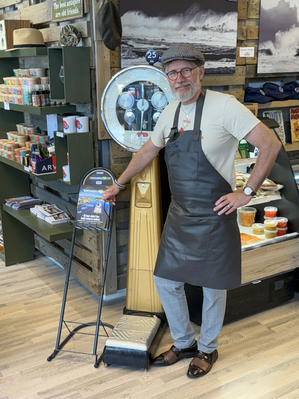Tom Godtland inne i landhandelen. Nå byr han også på restopplaget av NORDMØRSPOSTENs foreløpig eneste trykte magasin. FOTO: JOHN BERGE