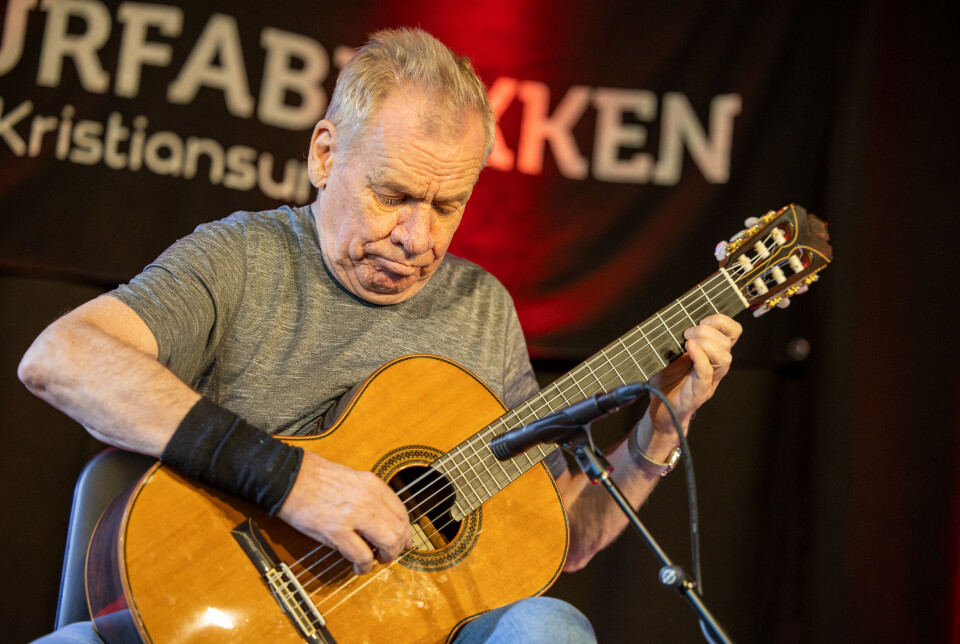En gitarist stemmer av. Olaf Blakstad (70).