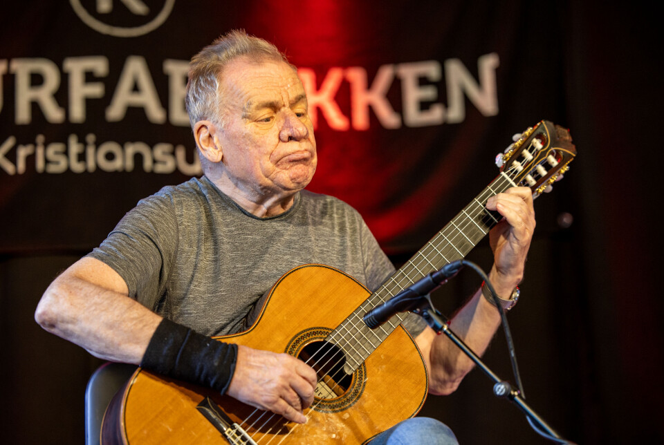 En gitarist stemmer av. Olaf Blakstad (70).