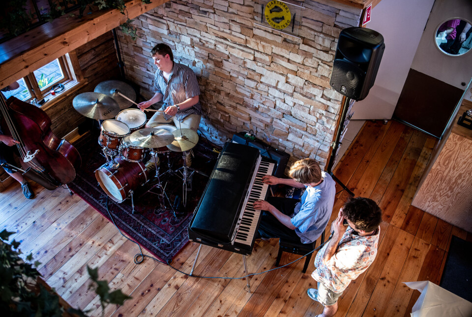 Erlend Kongshaug Kvartett på Bjartmars: Erlend Kongshaug (bass), Tarald Kongshaug (trommer), Isak Hungnes (piano) og Sondre Ferstad (munnspill og vokal).