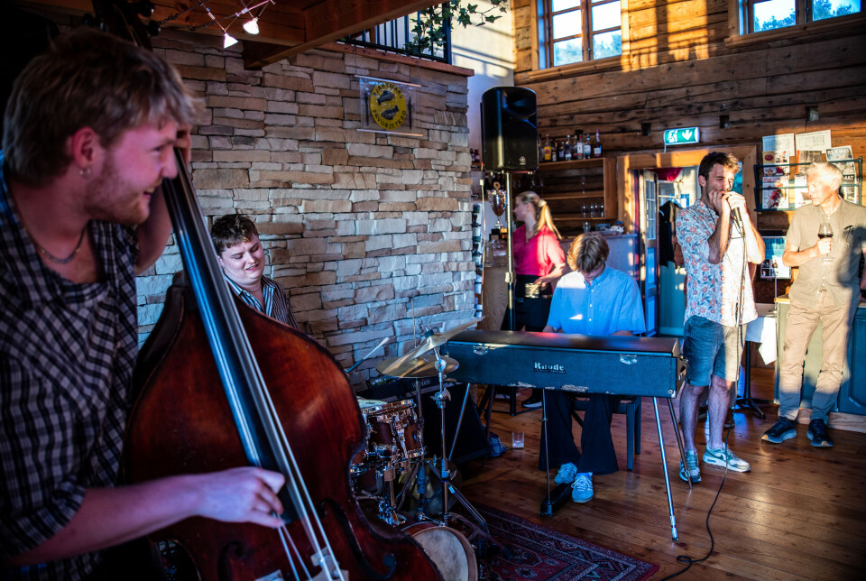 Erlend Kongshaug Kvartett på Bjartmars: Erlend Kongshaug (bass), Tarald Kongshaug (trommer), Isak Hungnes (piano) og Sondre Ferstad (munnspill og vokal).