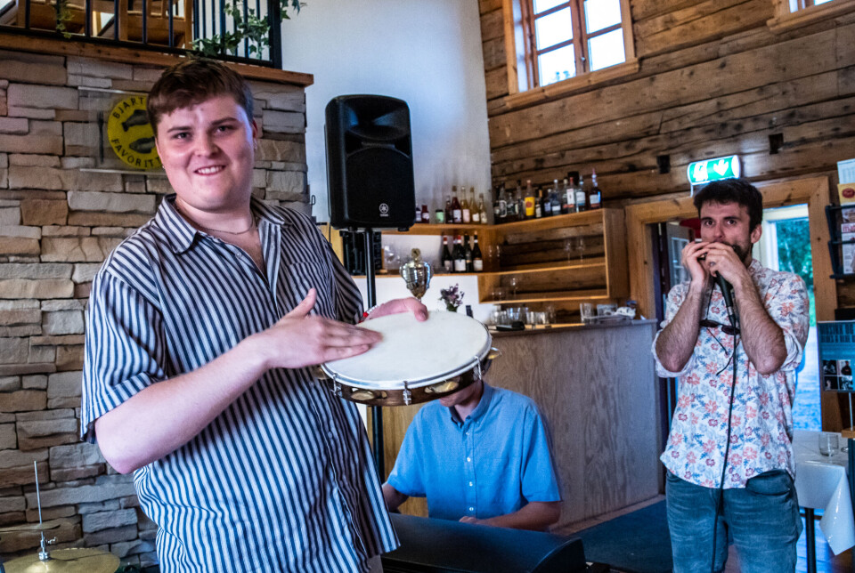 Erlend Kongshaug Kvartett på Bjartmars: Erlend Kongshaug (bass), Tarald Kongshaug (trommer), Isak Hungnes (piano) og Sondre Ferstad (munnspill og vokal).