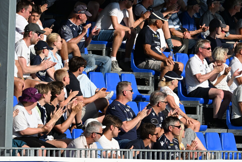 Glohett for publikum på Nordmøre stadion søndag 13. april 2025.