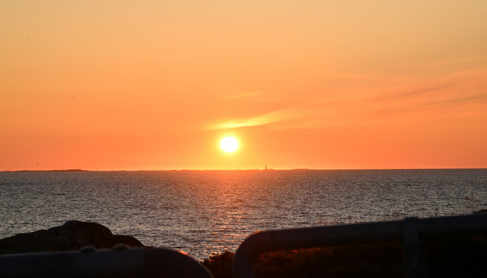 Solen, vår nærmeste stjerne i solsystemet i Orion-armen i galaksen Melkeveien, går ned i horisonten med Grip i forgrunnen, en sommernatt i juli i Kristiansund. FOTO: JOHN BERGE