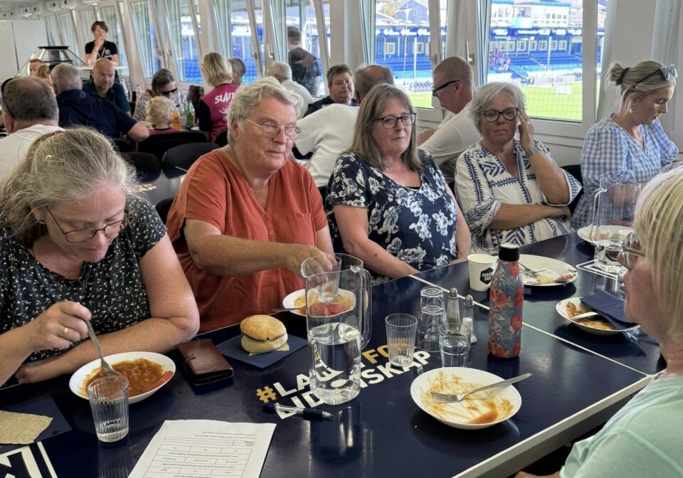 Representanter fra Kristiansund Frivilligsentral på VIP-en under matchen mot Sarpsborg 08.