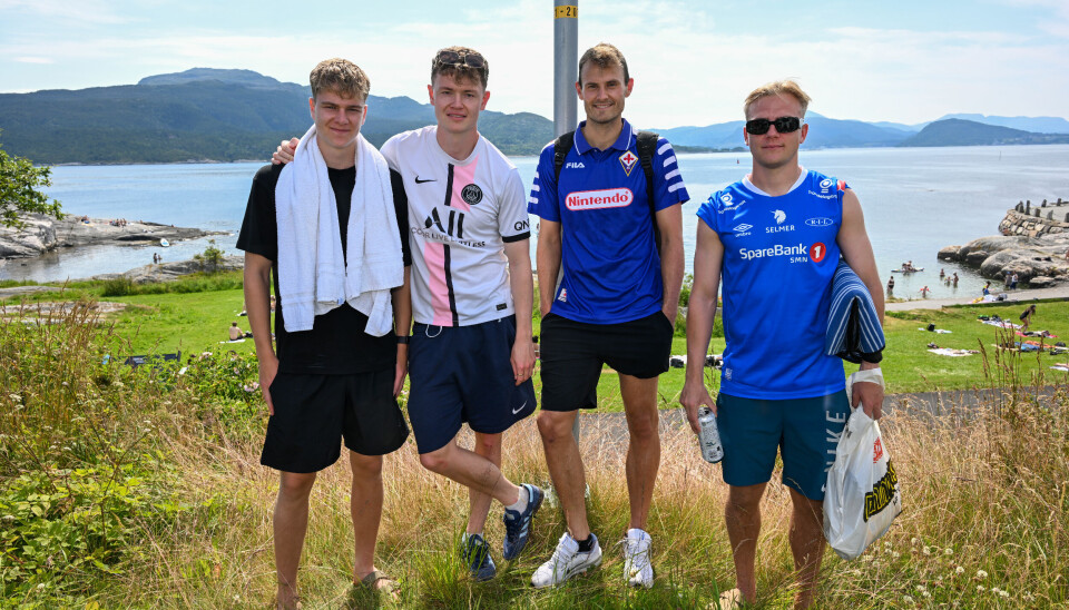 KBK-spillere klare for strandlivet i Skjærva på Innlandet i Kristiansund. F.v.: Sander Kilen, Max Williamsen, Knut-André Skjærstein og Ruben Alte.