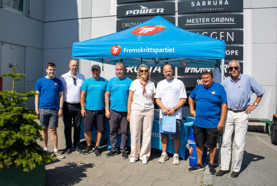 Sylvi Listhaug sammen med partivenner utenfor Alti Futura i Kristiansund. Fra venstre: Joachim Tangen, Roger Bach, Nils Einar Bjerkås, Geir Simonsen , Sylvi Listhaug, Frode Sandøy, Svein Kvalvåg, Olav Engvik
