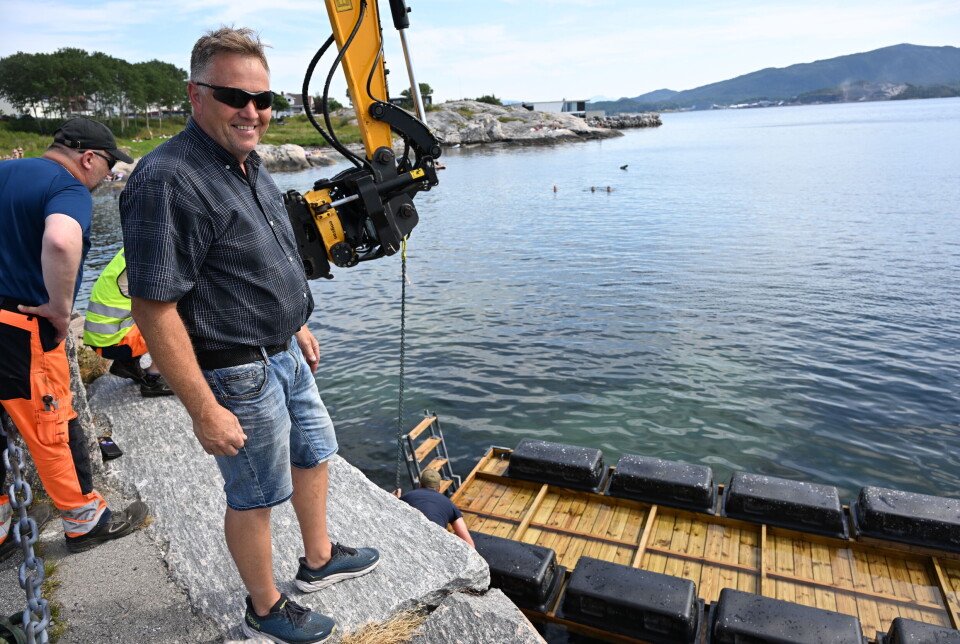 Thor Magne Hasselø, leder i avdeling Kommunalteknikk – vann, avløp og slam – i Kristiansund kommune. Fagarbeider Nils Petter Bjerke førte gravemaskinen. FOTO: JOHN BERGE