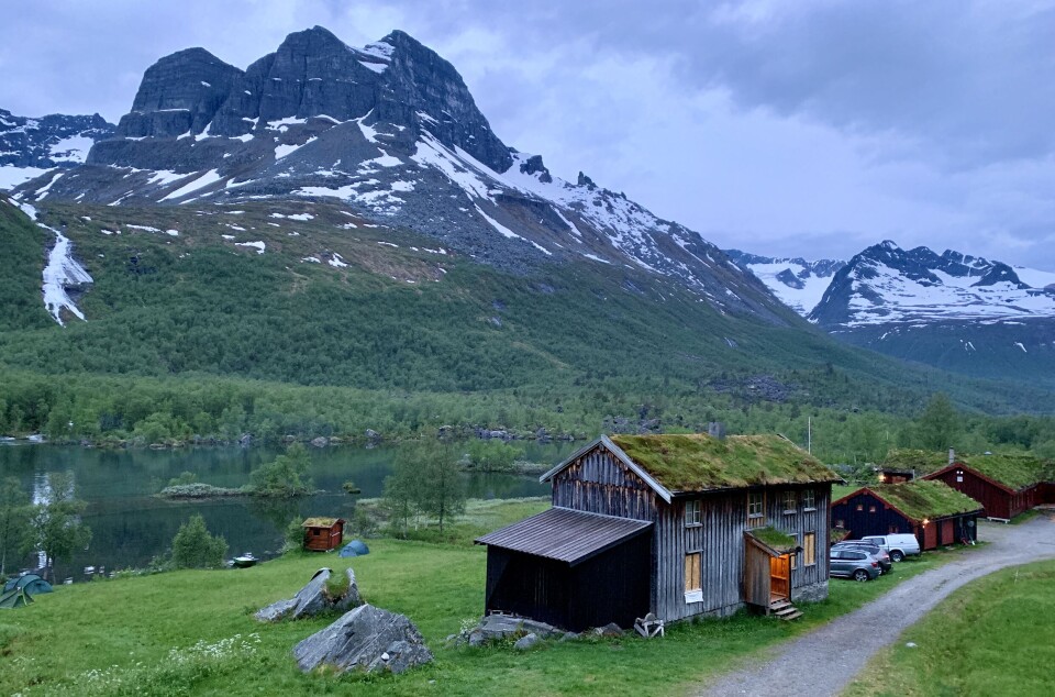 Skarfjellet i Innerdalen med Innerdalshytta og tilhørede bygninger. Det er Kristiansund- og Nordmøre Turistforening som driver hyttene.
