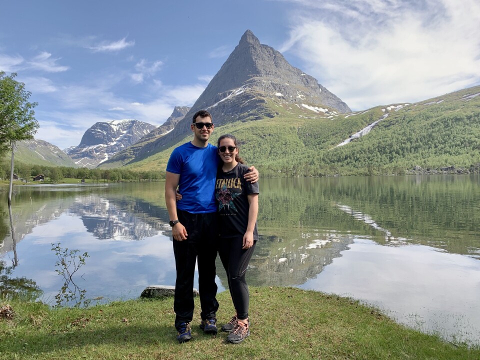 Spanske turister på besøk i Innerdalen. F.v.: Oscar Vilariño Fraga og Cristina Costa