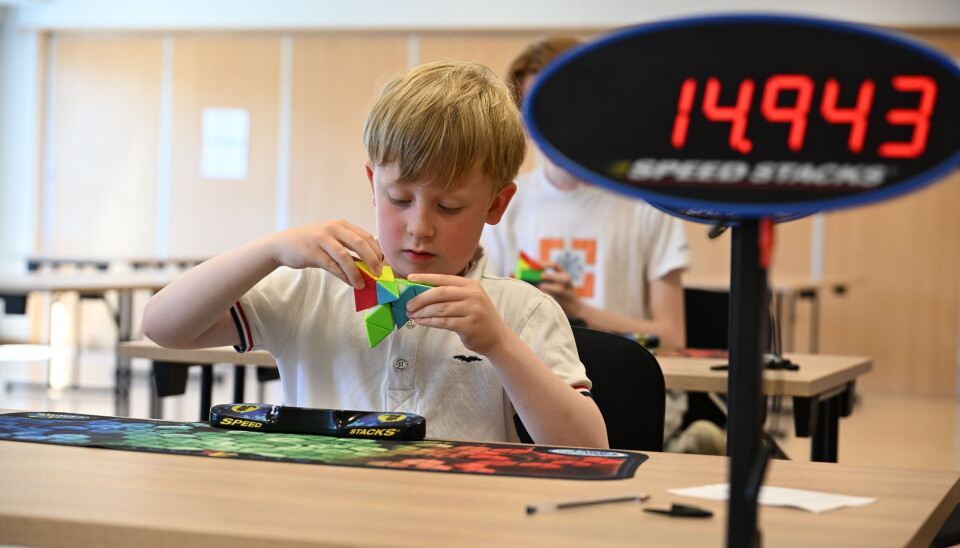 Eivind Aas Rødseth (7 år) i ferd med å løse en Pyraminx kube. FOTO: JOHN BERGE